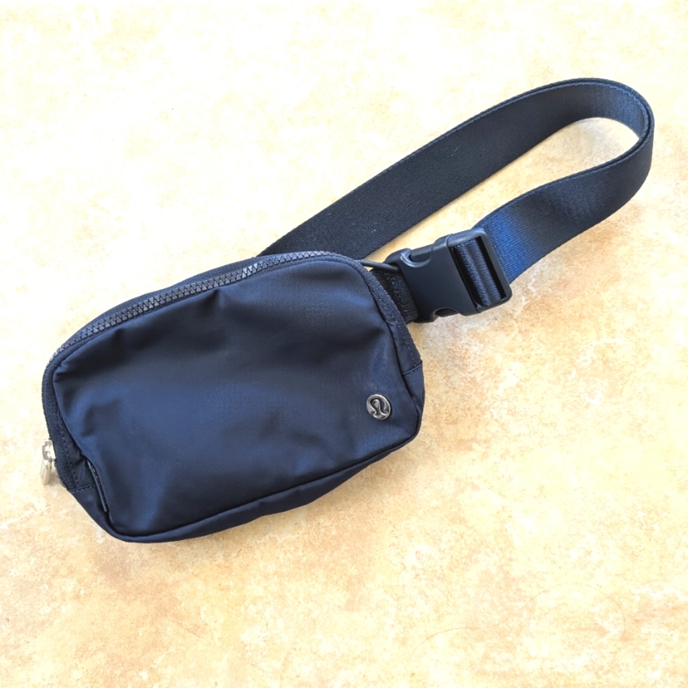 LULULEMON Everywhere Belt Bag 1L True Navy Blue